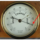 barometer 4.png<>Barometor, ko napoveduje sončno in jasno vreme. 